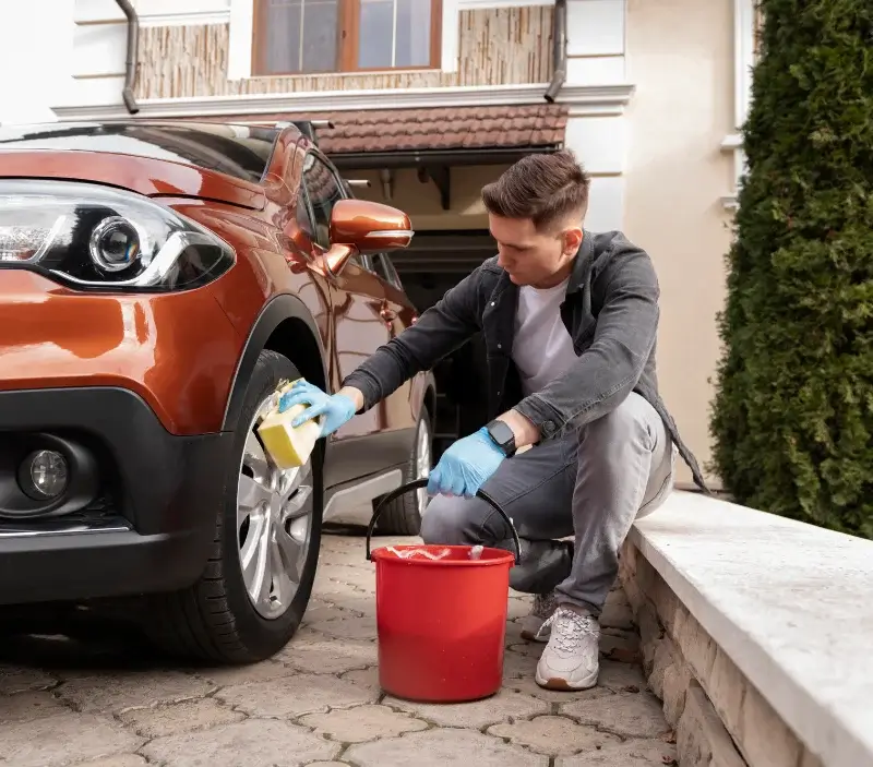 Lavage auto à domicile Mollans-sur-Ouvèze : professionnel intervenant sur un véhicule